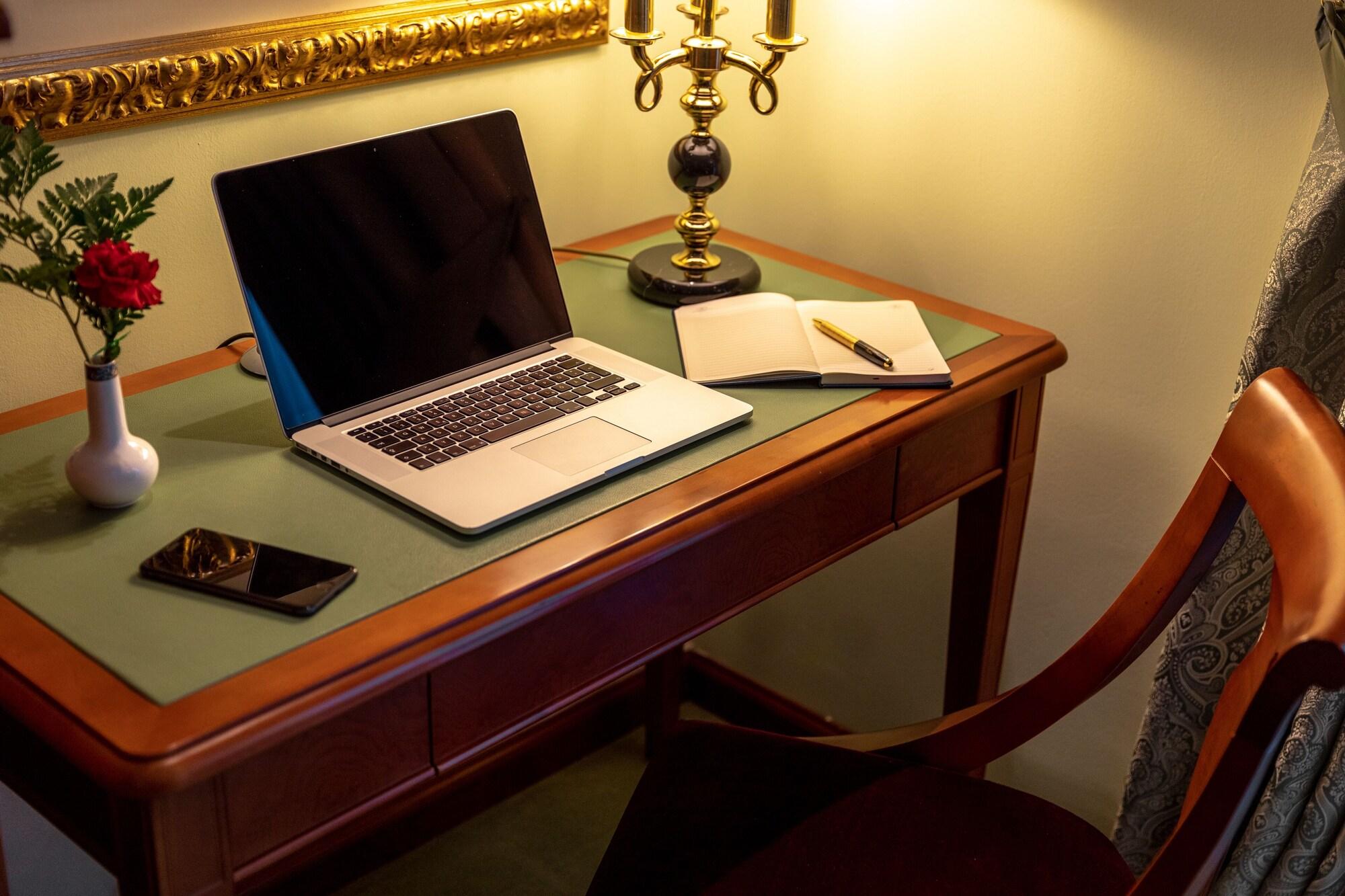 פרישטינה Swiss Diamond Hotel Prishtina מראה חיצוני תמונה A writing desk