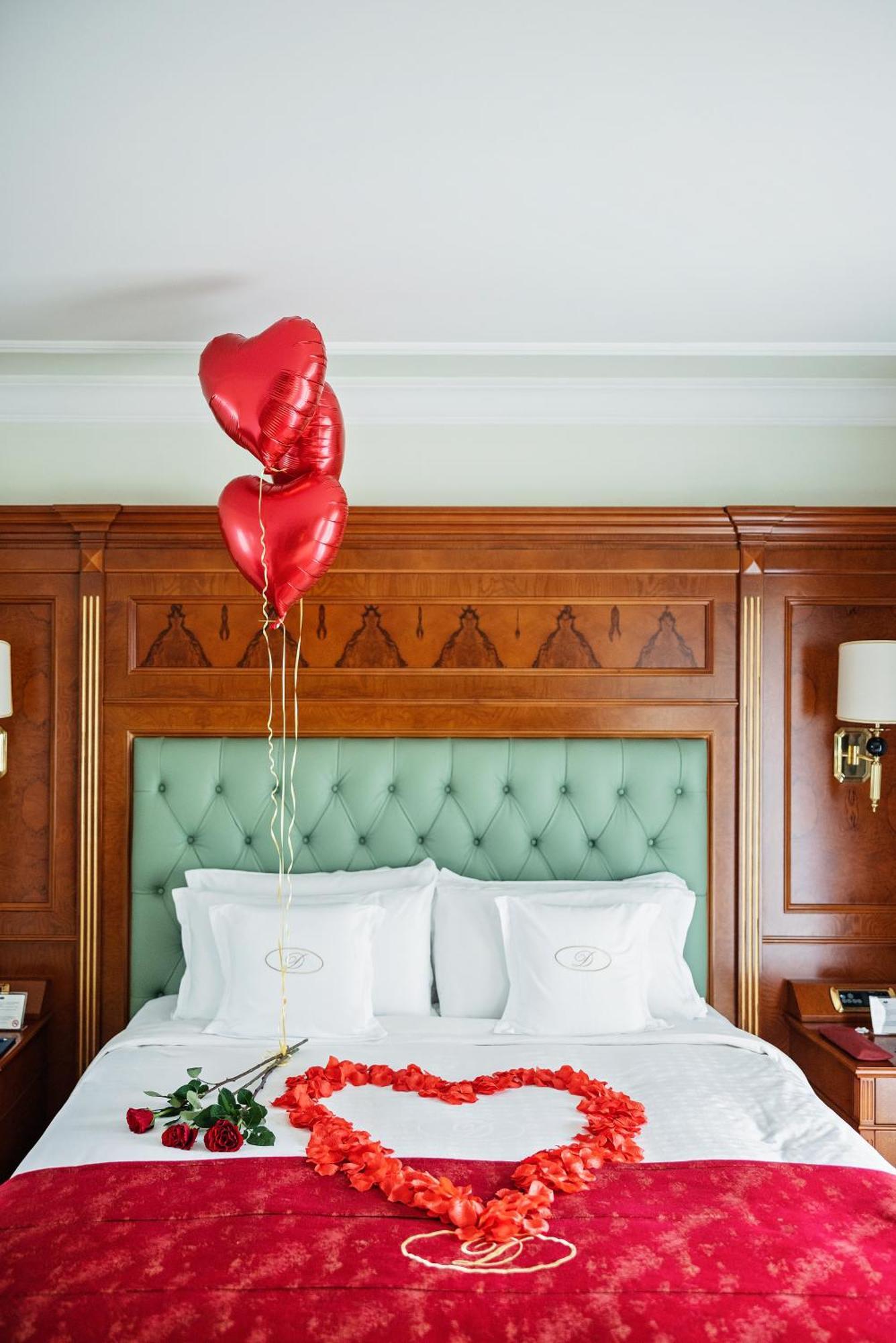 פרישטינה Swiss Diamond Hotel Prishtina מראה חיצוני תמונה Heart-shaped balloons