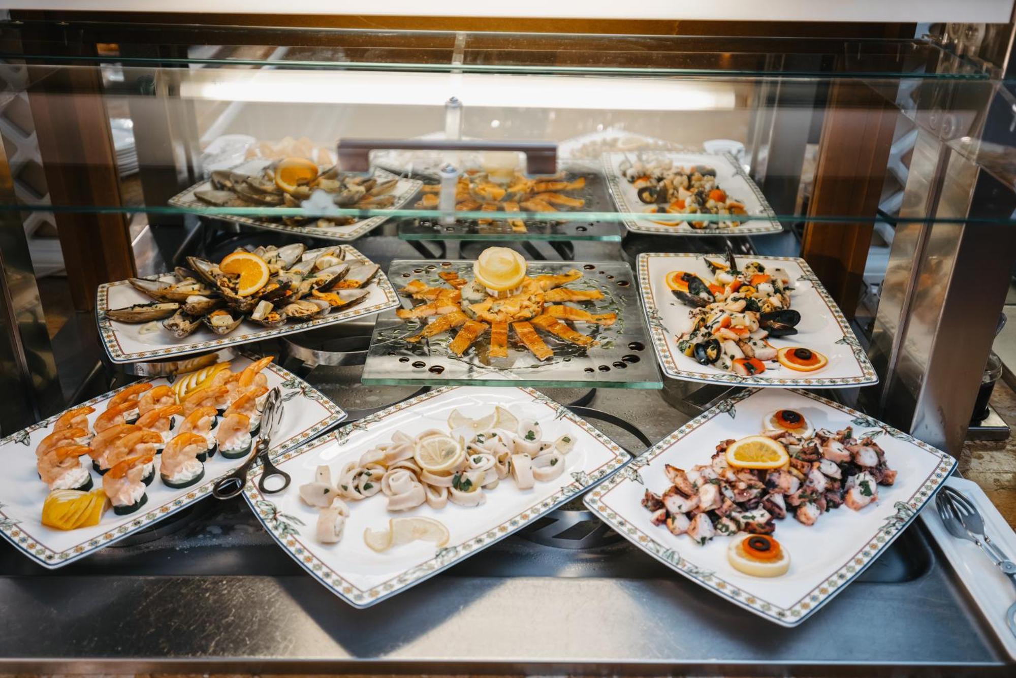 פרישטינה Swiss Diamond Hotel Prishtina מראה חיצוני תמונה Seafood at a restaurant in Athens