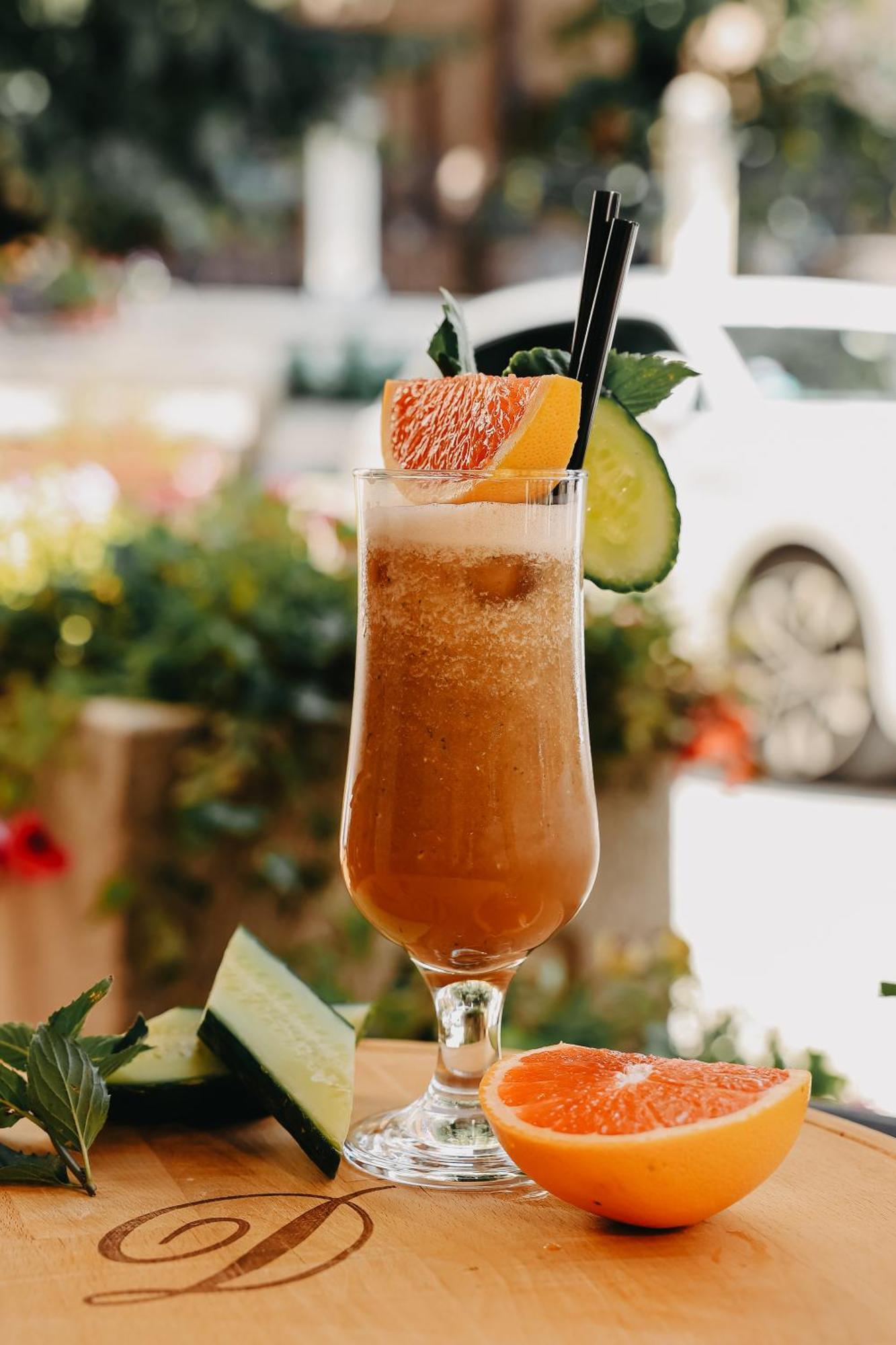 פרישטינה Swiss Diamond Hotel Prishtina מראה חיצוני תמונה A Singapore Sling