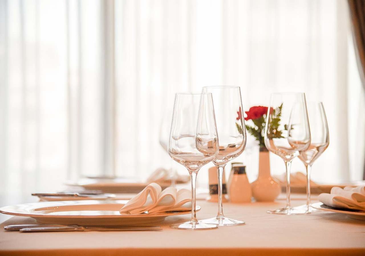 פרישטינה Swiss Diamond Hotel Prishtina מראה חיצוני תמונה A table set for fine dining